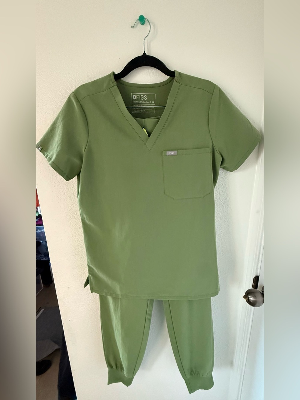 Figs Scrub Green Set - Green Scrub-Style Top & Jogger Pants